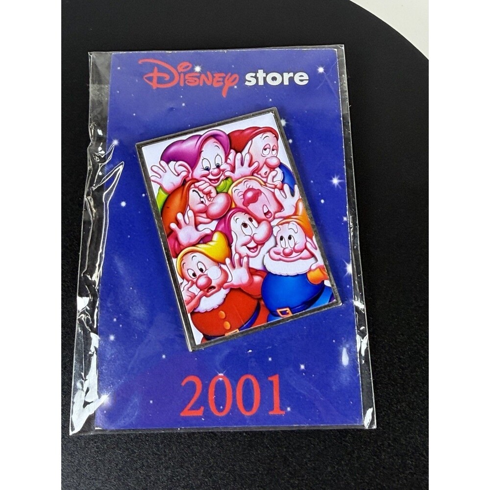 Disney Store Snow White & the Seven Dwarfs 2001 Exclusive Commemorative Pin NEW
